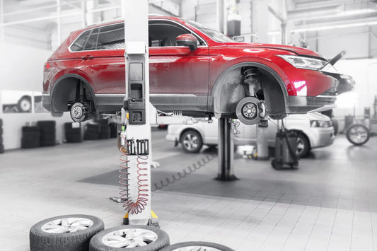 How to Choose Between a Hydraulic Hoist and Pneumatic Lifts